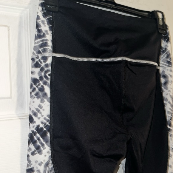 Victoria’s Secret Black Bas Court Tie Dye High Waisted Knockout Crop Leggings - Picture 8 of 12